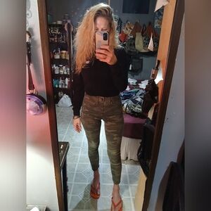 ❤️GAP💚 Buy 1 Listing Get 1 Free💛True Skinny Camo Crops Sz 26